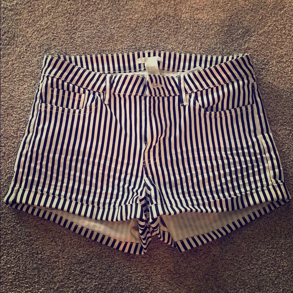 H&M size 6 striped shorts (never worn) - Picture 2 of 3